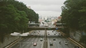 Autovía urbana con tráfico fluido y vehículos circulando por varios carriles en un entorno industrial y urbano.